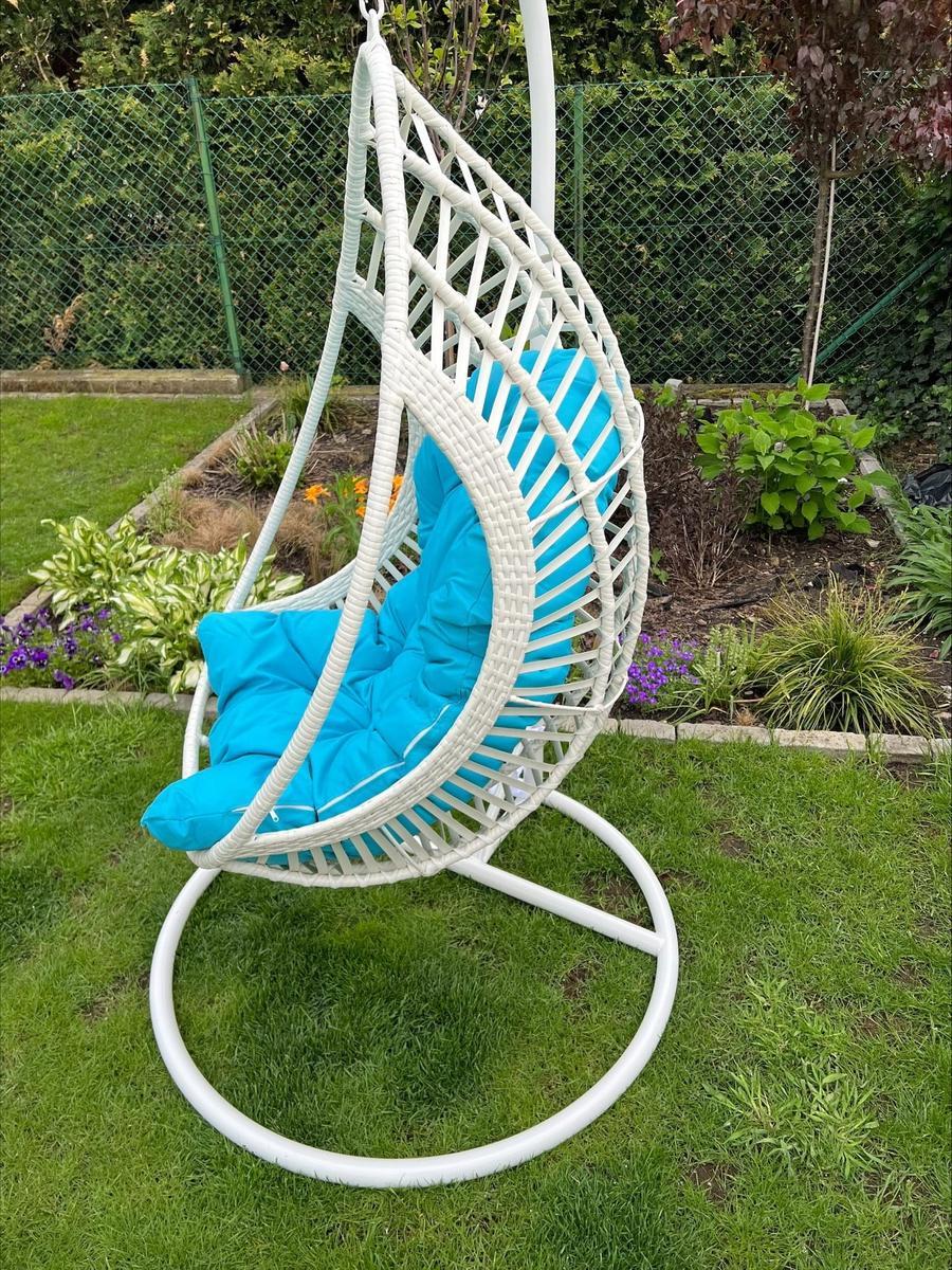 Fotel wiszący kokon BELISSIMO 105x195x105 cm z technorattanu + niebieska poducha do ogrodu biały 5 Full Screen