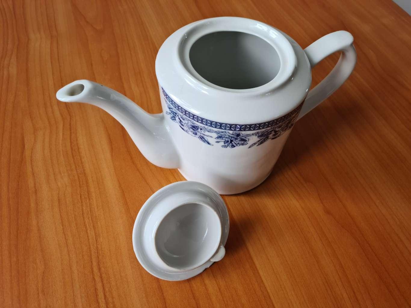 Piękny biały imbryk do herbaty. Vintage. 1 Full Screen