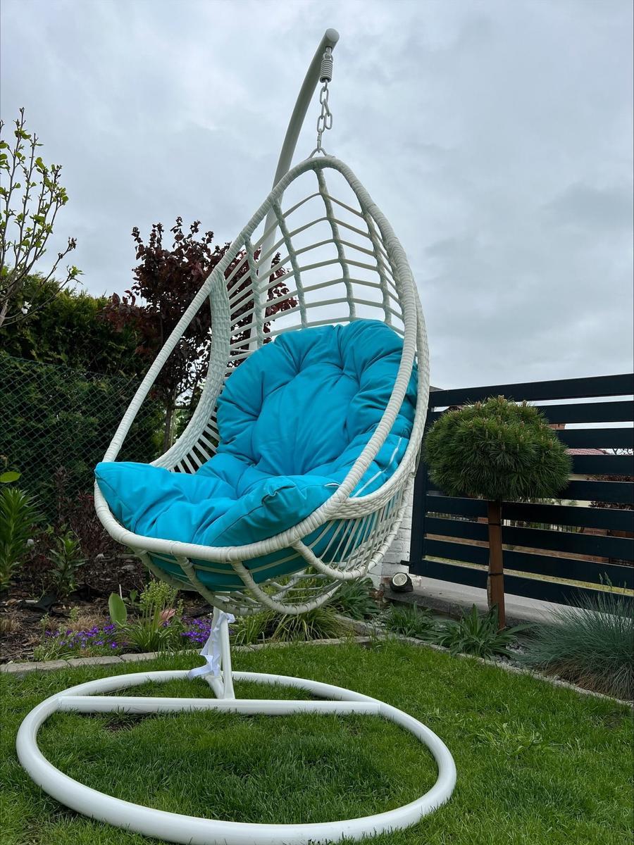 Fotel wiszący kokon BELISSIMO 105x195x105 cm z technorattanu + niebieska poducha do ogrodu biały 2 Full Screen