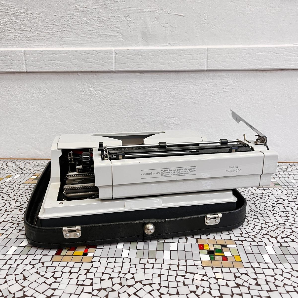  Walizkowa maszyna do pisania model 105 Erika, VEB Robotron Dresden, Niemcy 1976 r. 7 Full Screen