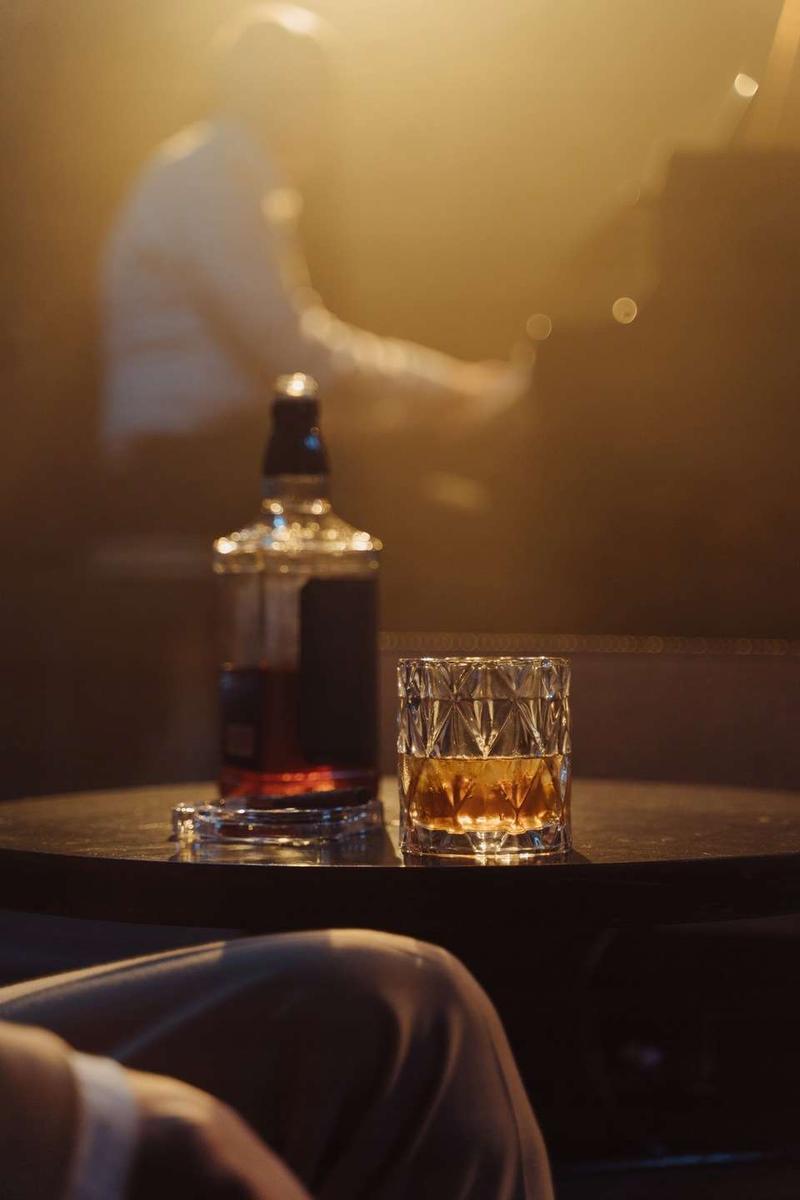 Świeca sojowa zapachowa Whisky & Jazz 120 ml 2 Full Screen