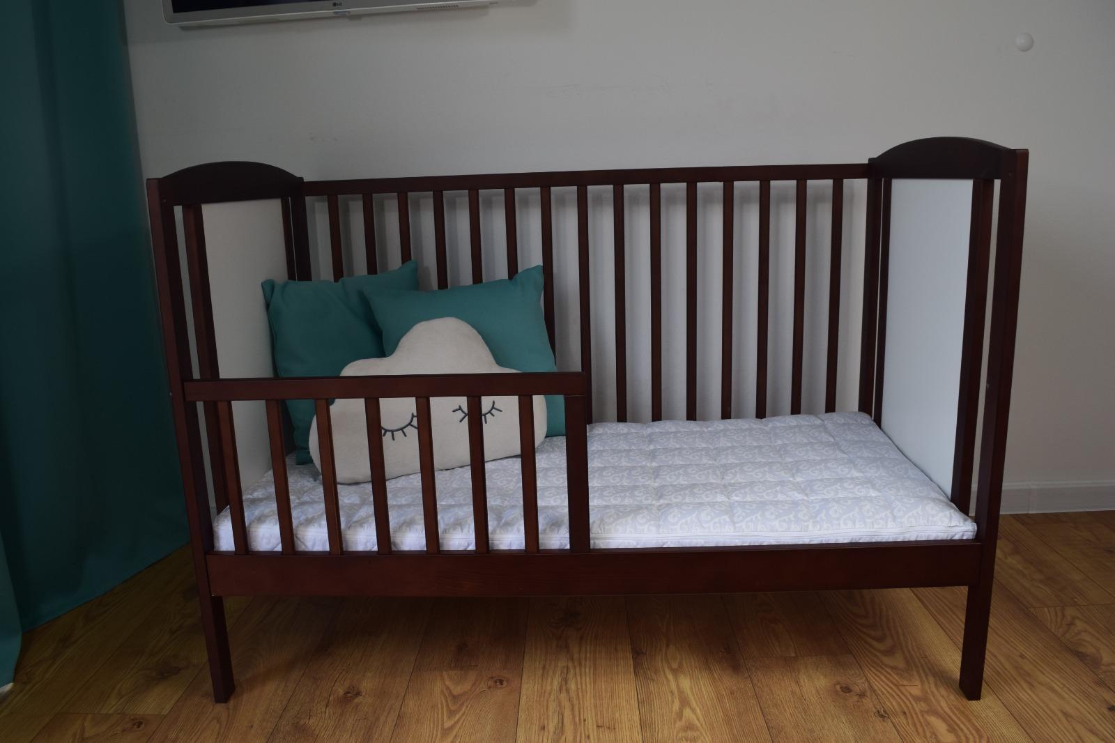Łóżeczko dla niemowląt 120x60 cm z barierką wyjmowane szczebelki 3 poziomy orzech  nr. 7