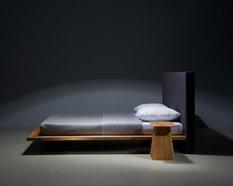 Łóżko MOOD 2.0 140x200 elegancka modna rama z litego drewna olchowego z tapicerowanym zagłówkiem