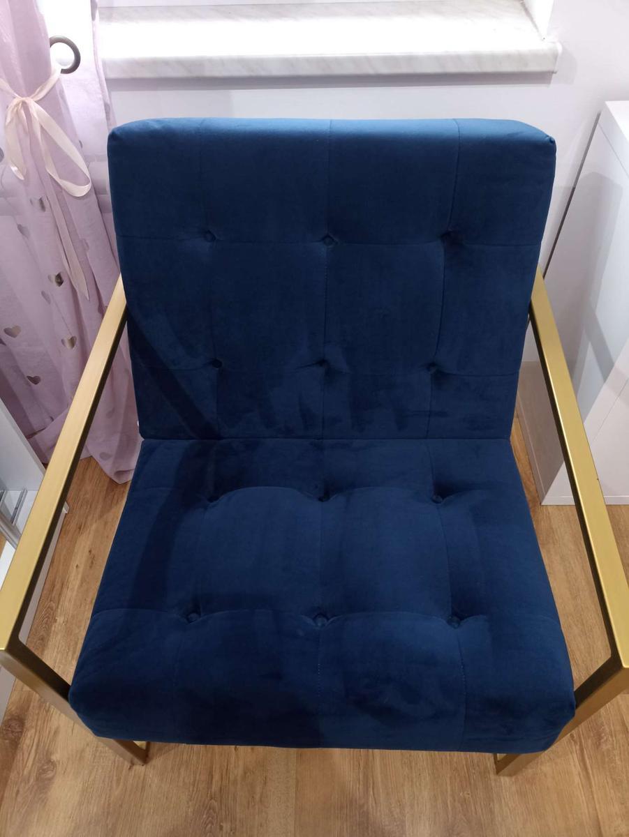 Fotel wypoczynkowy tapicerowany ze złotą ramą 1 Full Screen