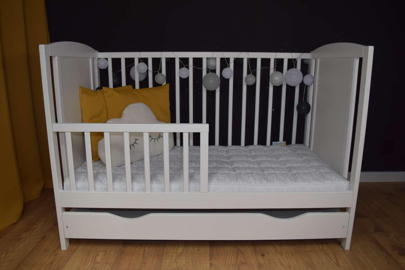 Łóżeczko dla niemowląt BAJKA 120x60 cm z szufladą wyjmowane szczebelki 3 poziomy żyrafa białe 8 Full Screen