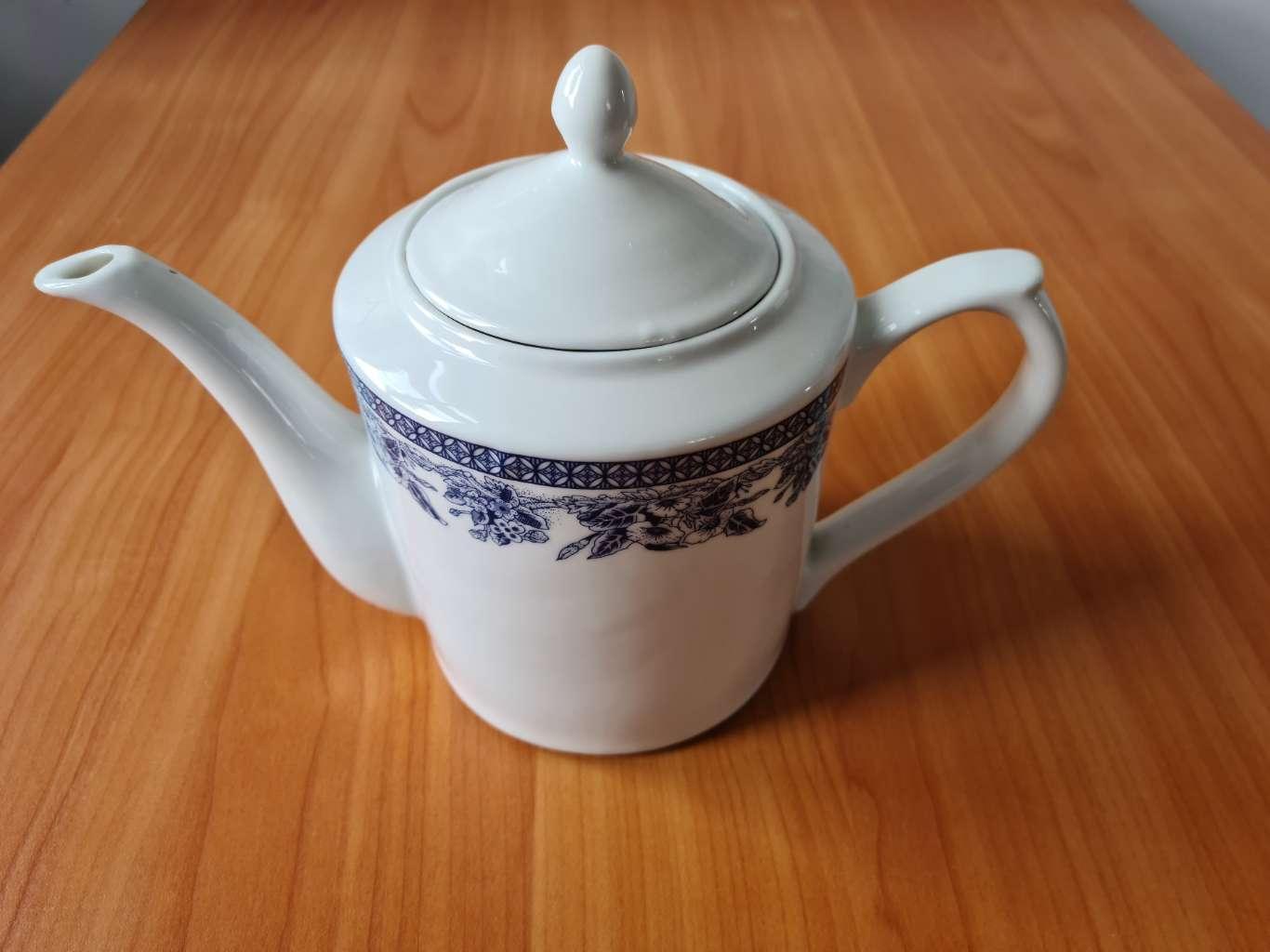 Piękny biały imbryk do herbaty. Vintage. 0 Full Screen