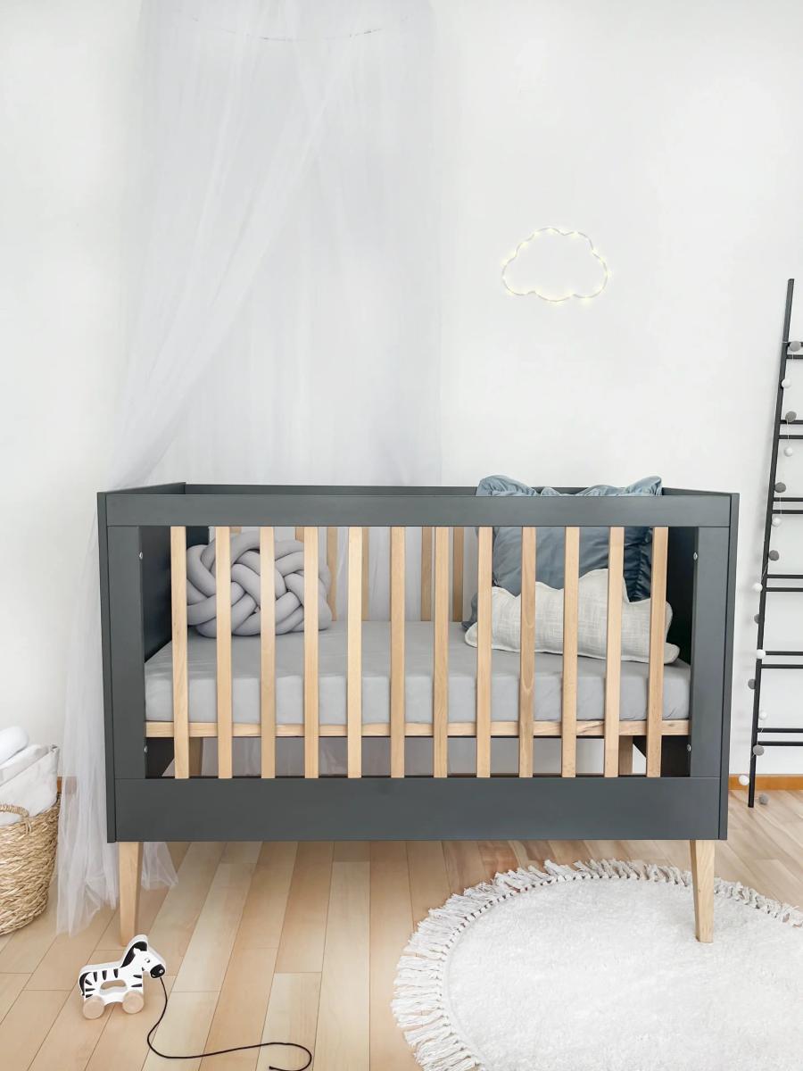 Łóżeczko niemowlęce drewniane ILA 120x60 cm szare z naturalnymi szczeblam z drewna bukowego dla dziecka  1 Full Screen