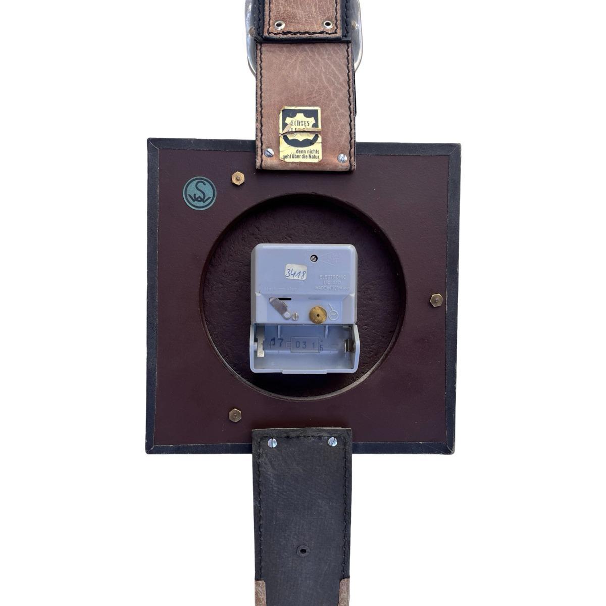 Modernistyczny zegar ścienny na skórzanym pasku Zentra Junghans, Niemcy lata 70. nr. 6