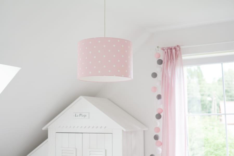 Lampa wisząca 35x35x23 cm do pokoju dziecka różowa w kropki drewno białe 4 Full Screen