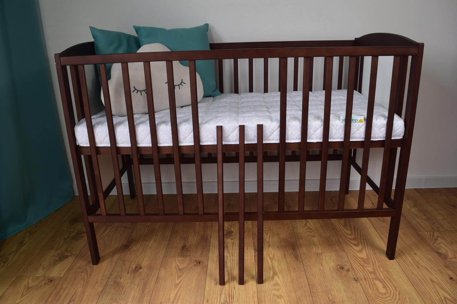 Łóżeczko dla niemowląt 120x60 cm z barierką wyjmowane szczebelki 3 poziomy orzech  nr. 5