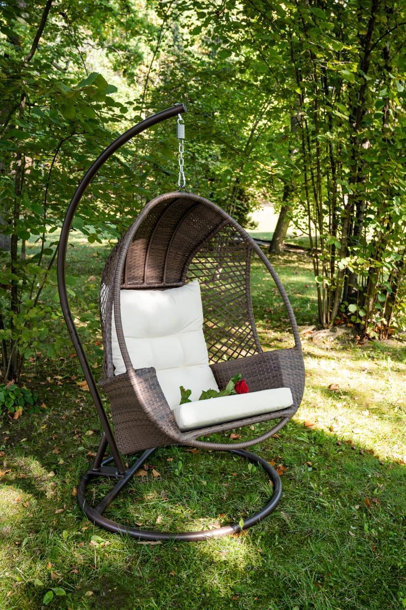 Fotel ogrodowy wiszący ADESSO 98x197x124 cm z technorattanu na ogród lub taras brązowy 1 Full Screen