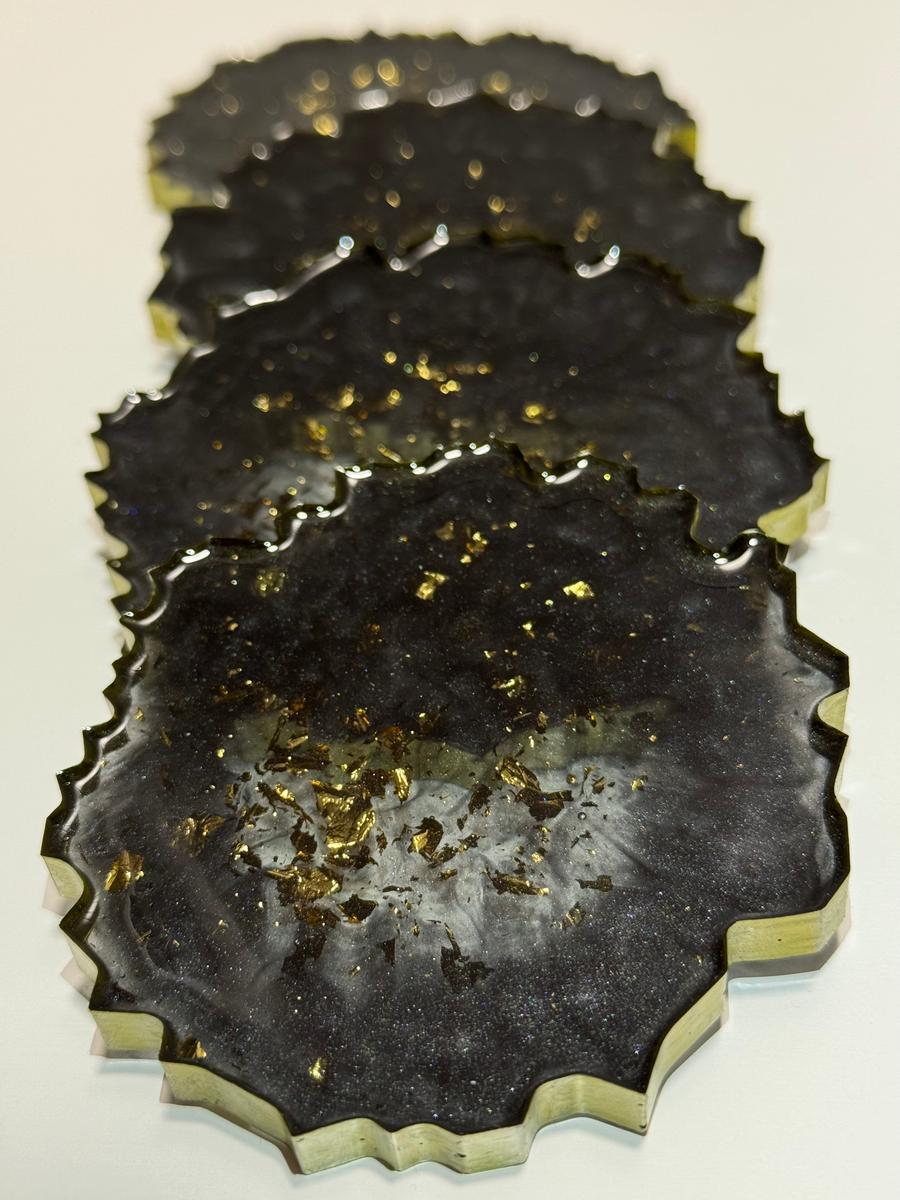Zestaw 4 szt podkładek handmade czarne drobinki złota do salonu lub kuchni jadalni  nr. 1