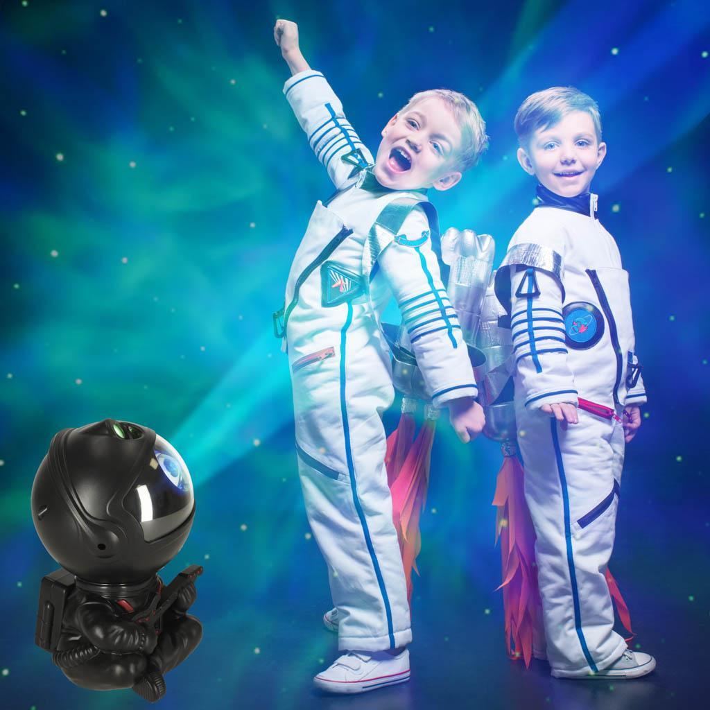 Lampka nocna dla dzieci projektor gwiazd astronauta z gitarą na pilot czarna 12,5x8,5x7,6 cm 11 Full Screen