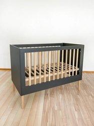 Łóżeczko niemowlęce drewniane ILA 120x60 cm szare z naturalnymi szczeblam z drewna bukowego dla dziecka 