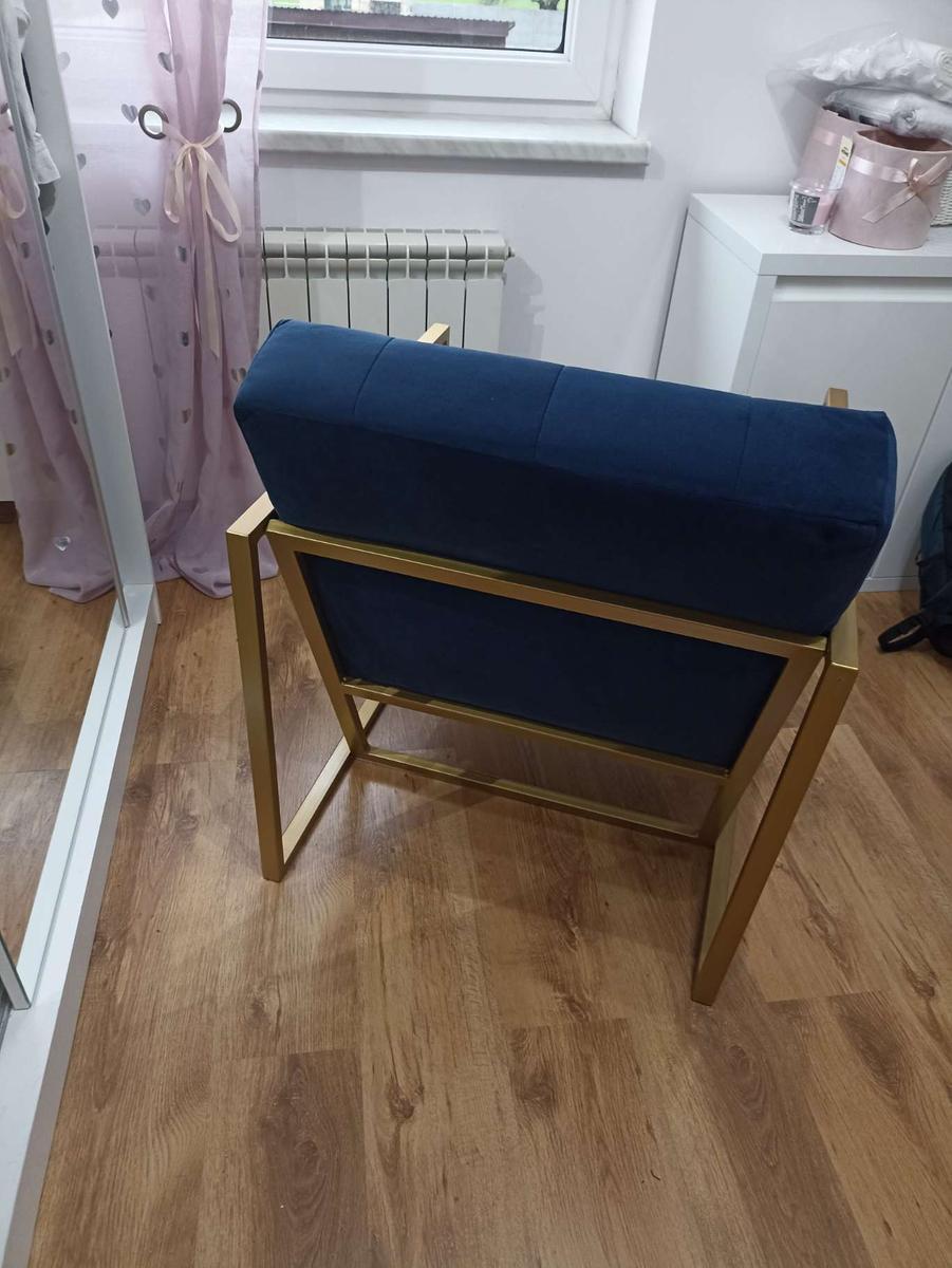 Fotel wypoczynkowy tapicerowany ze złotą ramą 2 Full Screen