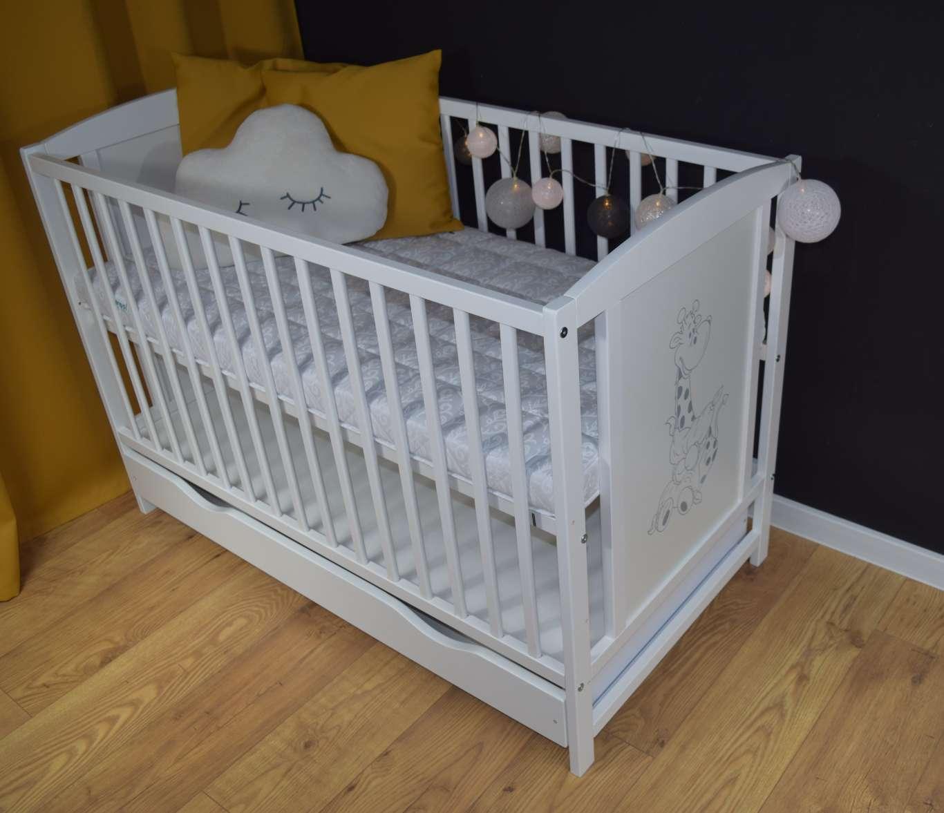 Łóżeczko dla niemowląt BAJKA 120x60 cm z szufladą wyjmowane szczebelki 3 poziomy żyrafa białe 1 Full Screen