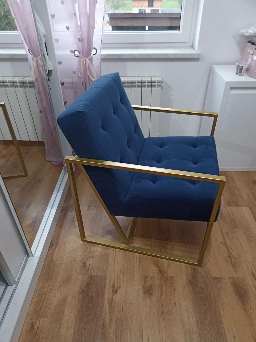Fotel wypoczynkowy tapicerowany ze złotą ramą 4 Full Screen