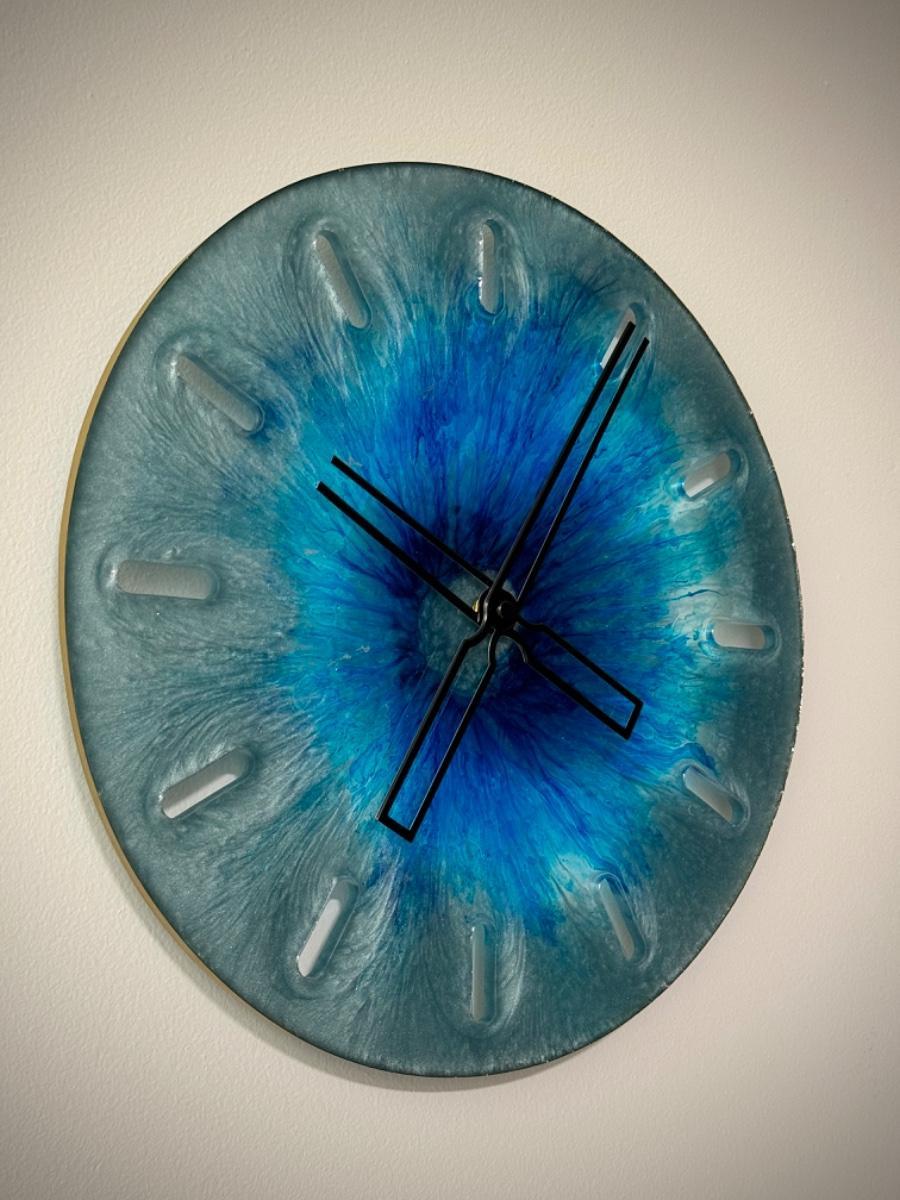 Zegar wiszący 32 cm średnicy morski niebieski z głębią kolorów czarne wskazówki dekoracyjny z żywicy 0 Full Screen