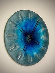 Zegar wiszący 32 cm średnicy morski niebieski z głębią kolorów czarne wskazówki dekoracyjny z żywicy
