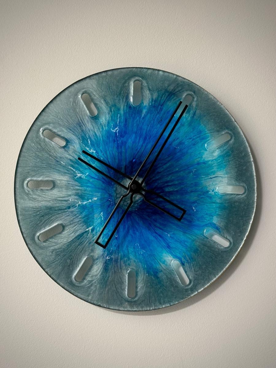 Zegar wiszący 32 cm średnicy morski niebieski z głębią kolorów czarne wskazówki dekoracyjny z żywicy 1 Full Screen