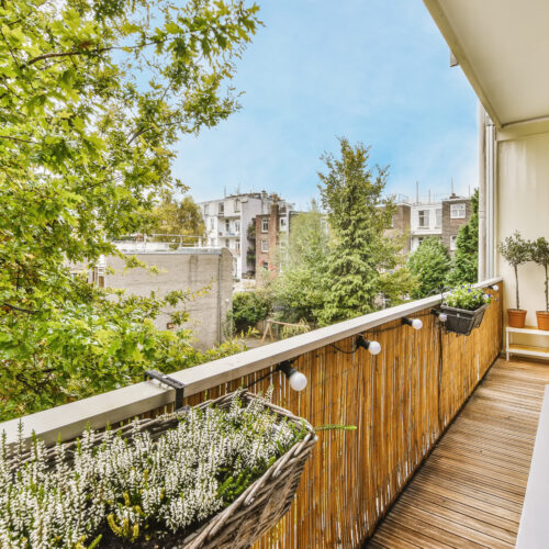 Jak przygotować i zaaranżować balkon na wiosnę? Poznaj 5 sprawdzonych sposobów.