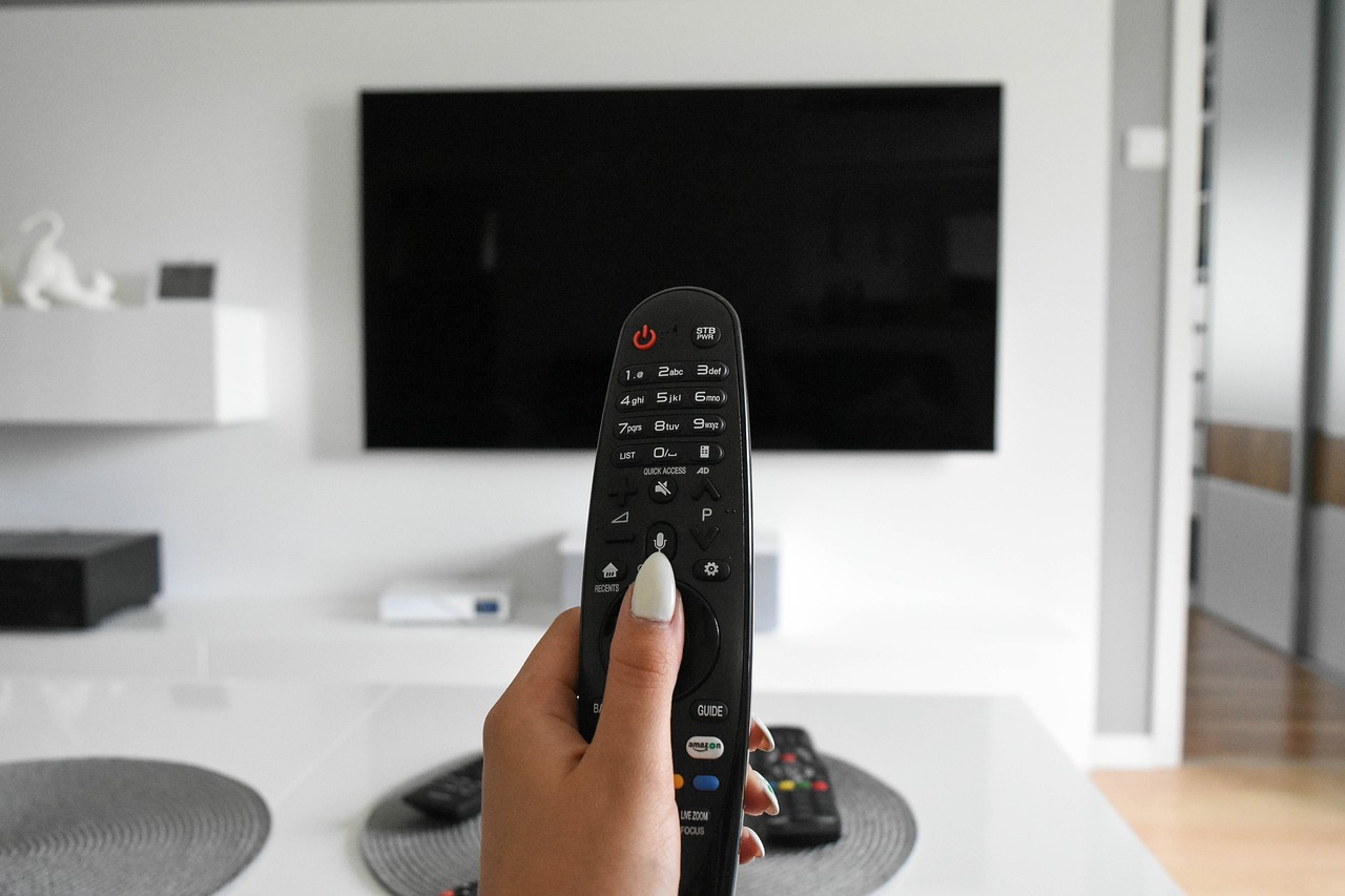 Elegancka ściana za telewizorem — inspiracje 