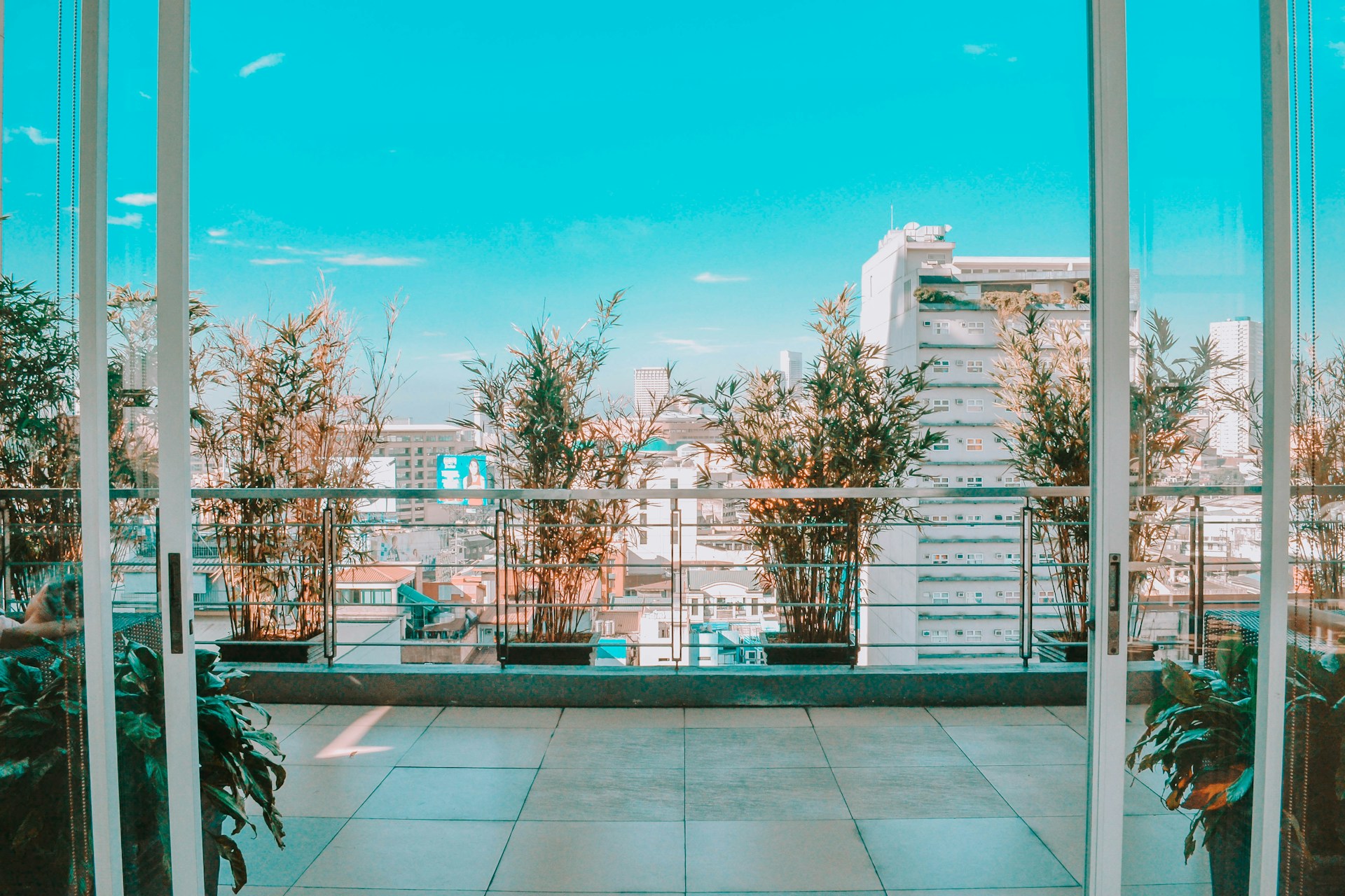 Podłoga na balkon — co wybrać na taras lub balkon zamiast płytek?