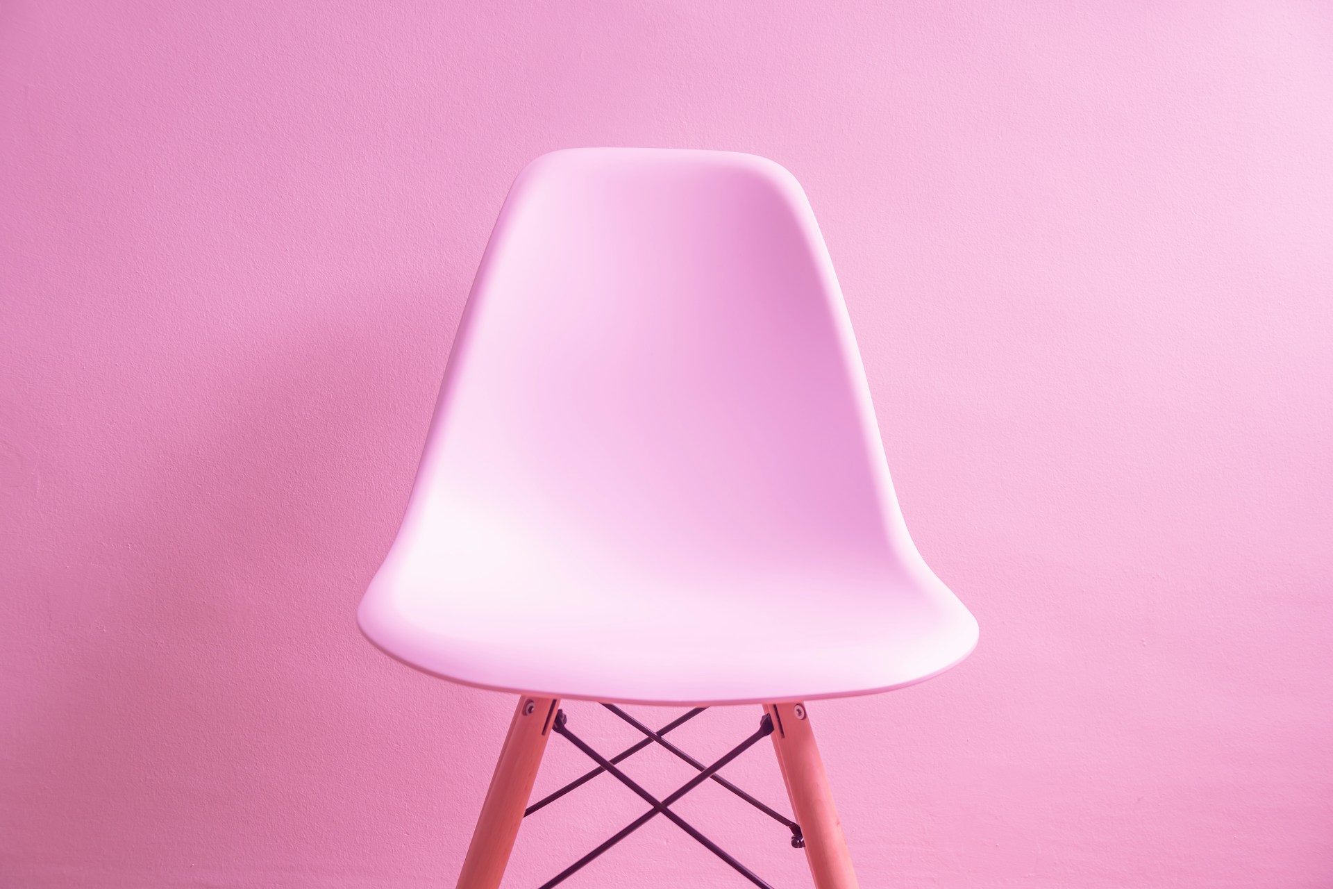 Pudrowy róż w salonie – inspiracje i aranżacje mebli